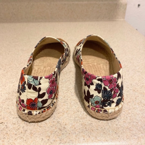 Tory Burch Cream, Red, Blue Wallpaper Floral Espadrilles Size 9 - Picture 3 of 5